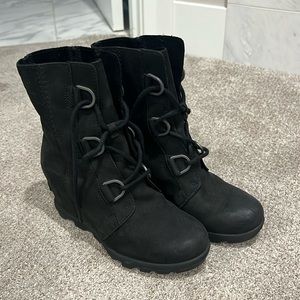 Sorel Joan of Arctic wedges. Black leather, ties, nearly perfect condition.